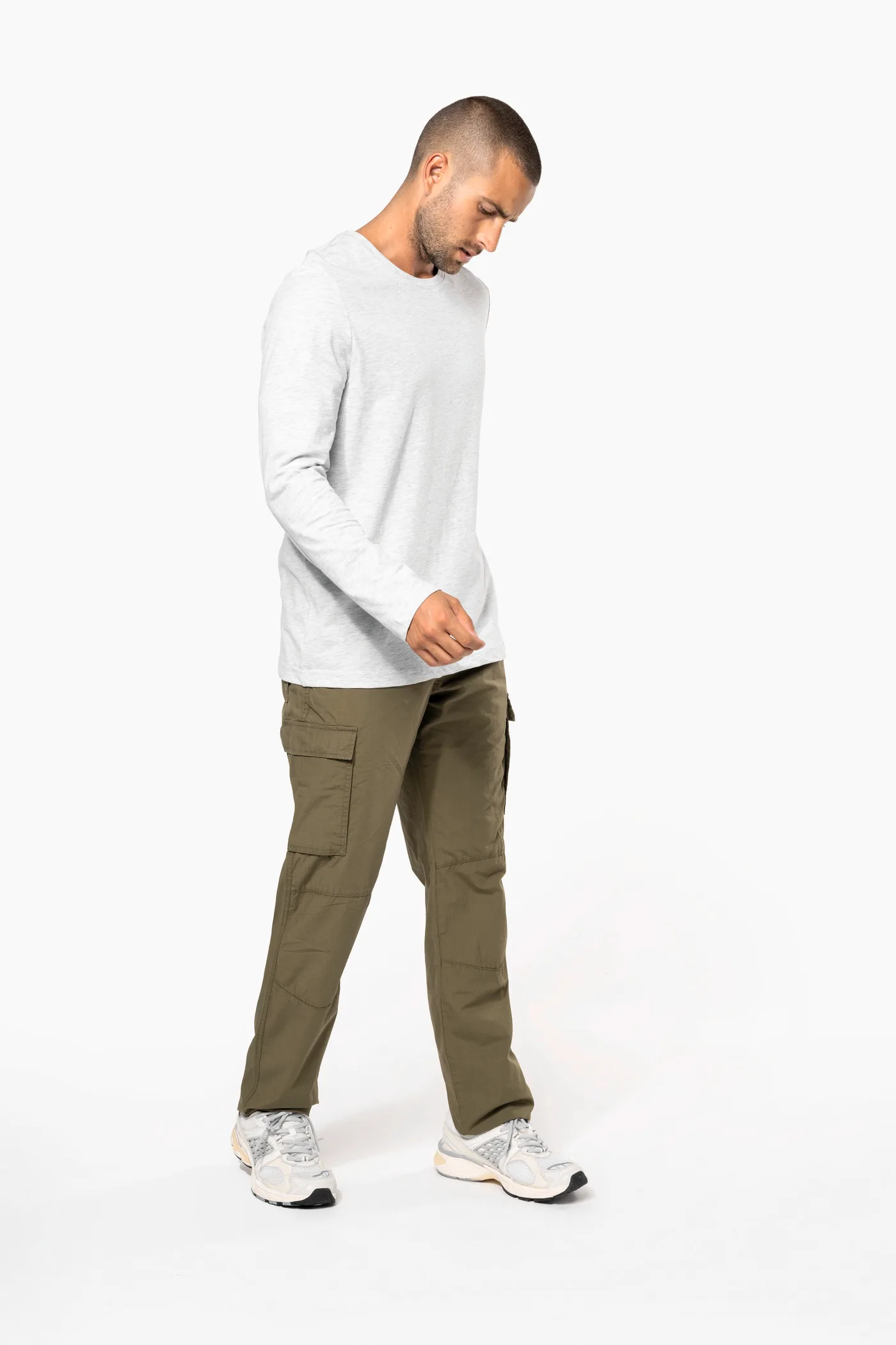 Leichte Herrenhose mit mehreren Taschen