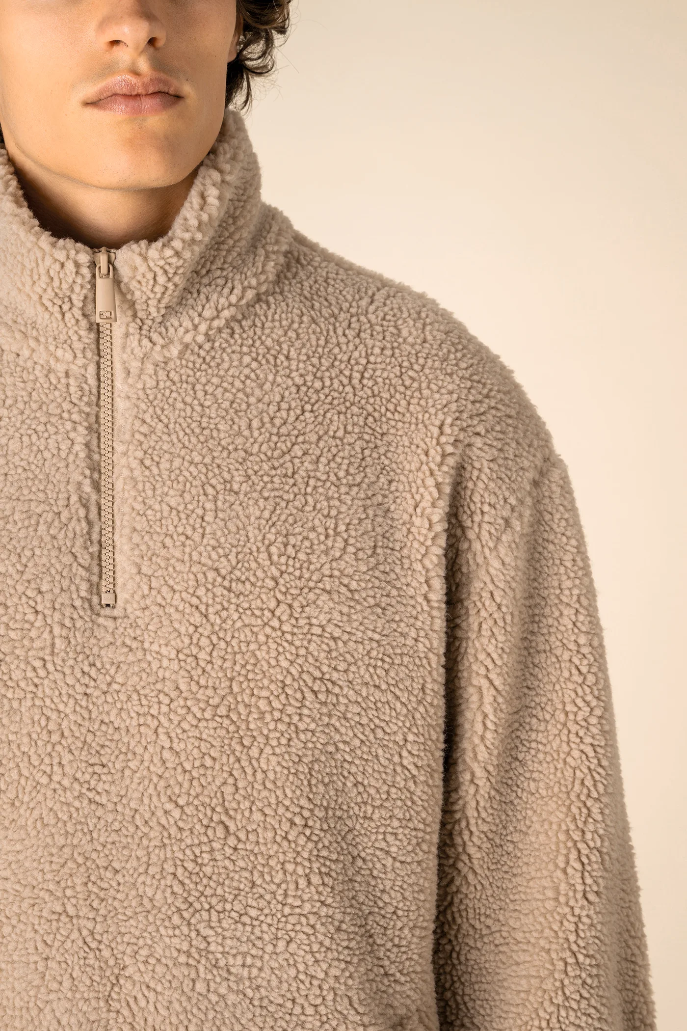 Unisex-Sweatshirt mit 1/4-Reißverschluss und überschnittenen Schultern aus Sherpa-Material