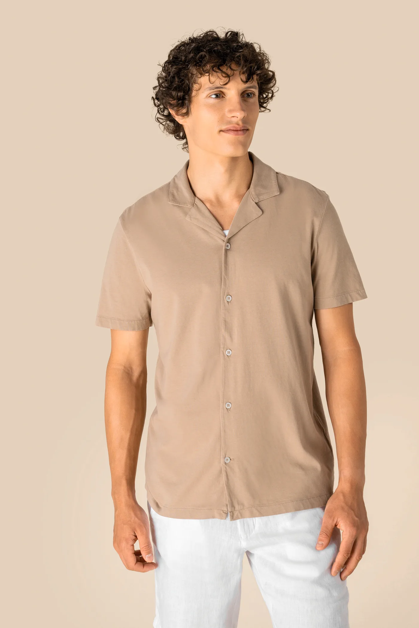 Umweltfreundliches ausgewaschenes Jersey-Herrenhemd mit kurzen Ärmeln und Bowling-Kragen