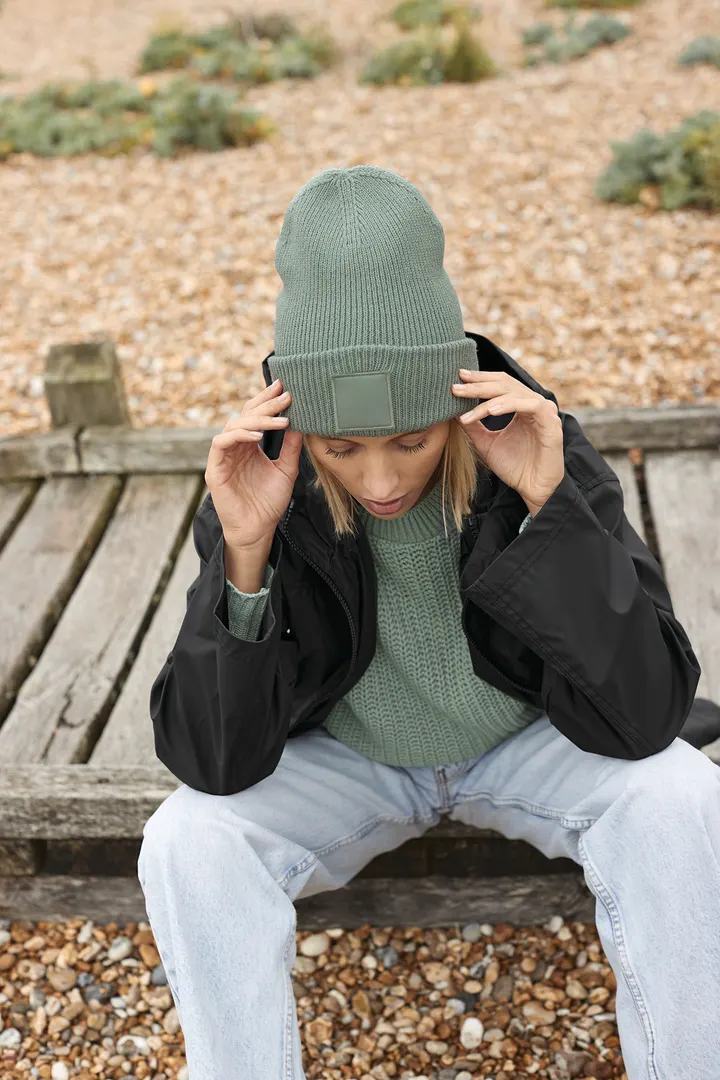 Bonnet à large revers avec patch ton sur ton 2