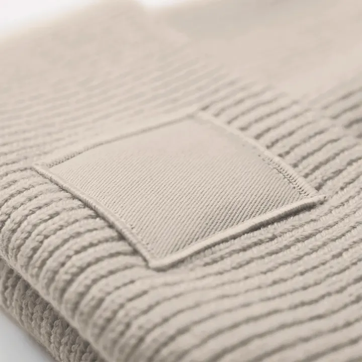 Bonnet à large revers avec patch ton sur ton 6