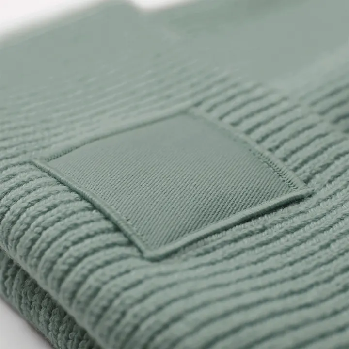 Bonnet à large revers avec patch ton sur ton 7