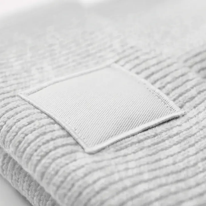 Bonnet à large revers avec patch ton sur ton 8