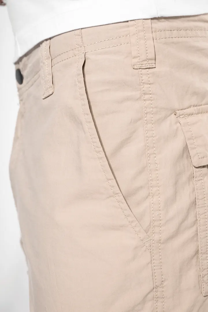 Leichte Herrenhose mit mehreren Taschen 18