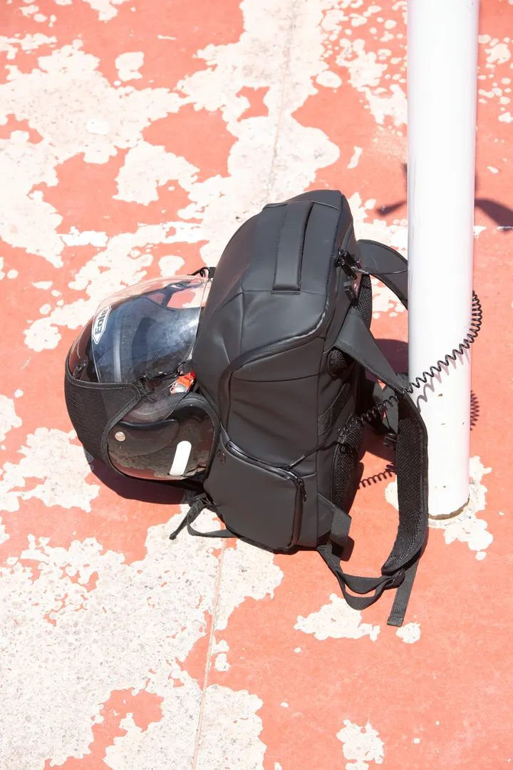Wasserfeste Diebstahlschutztasche mit Helmbefestigung