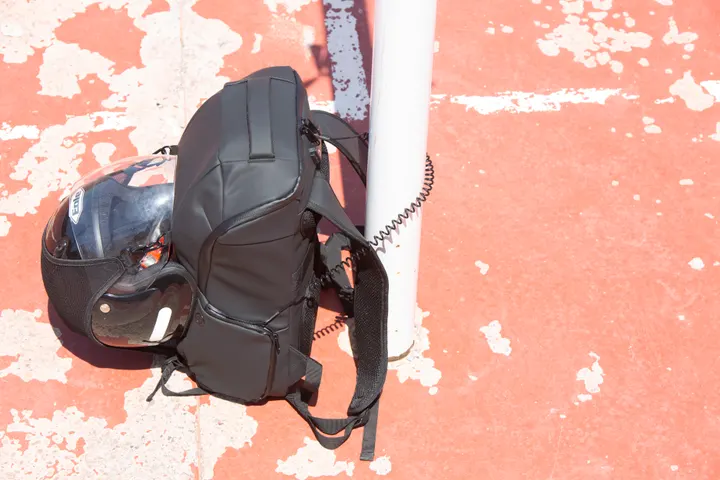 Wasserfeste Diebstahlschutztasche mit Helmbefestigung 2