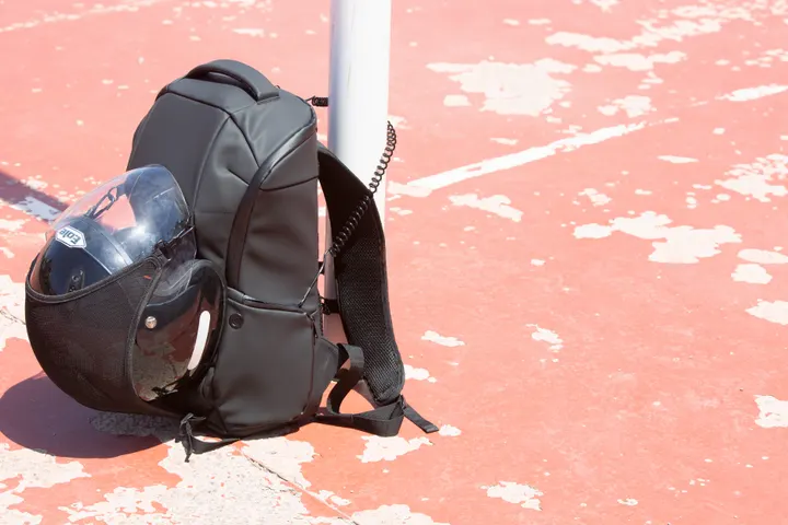Wasserfeste Diebstahlschutztasche mit Helmbefestigung 4