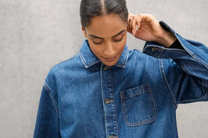 Umweltfreundliche Unisex-Jeansjacke mit überschnittenen Schultern 9