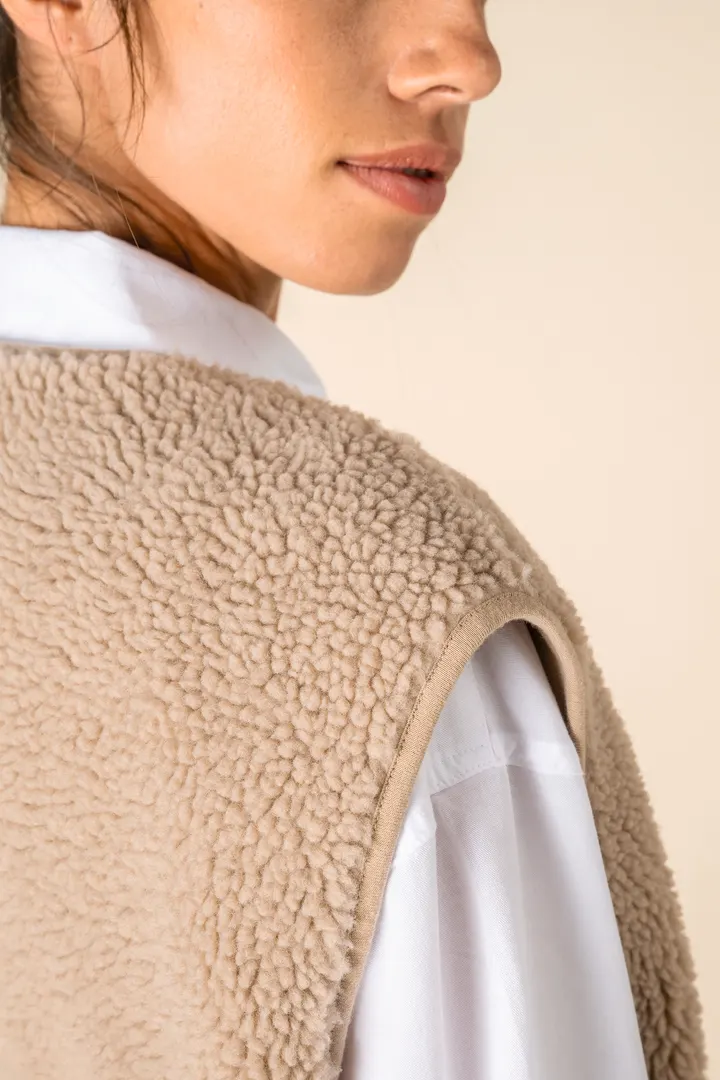 Ärmellose Sherpa-Jacke für Damen 6