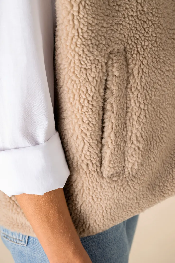 Ärmellose Sherpa-Jacke für Damen 8